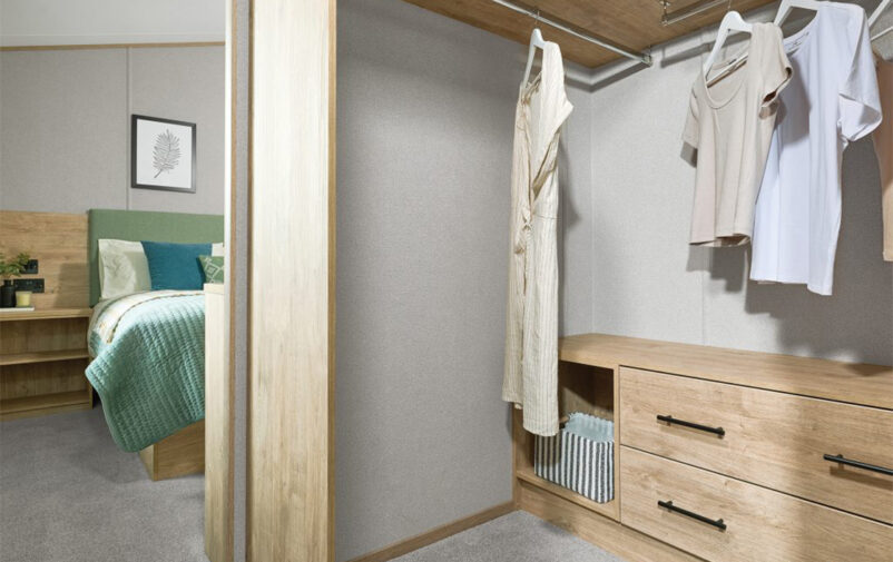WEB__ABI_KIELDER_RESI_MAIN_BEDROOM_WARDROBE_2128_RT_1120x710